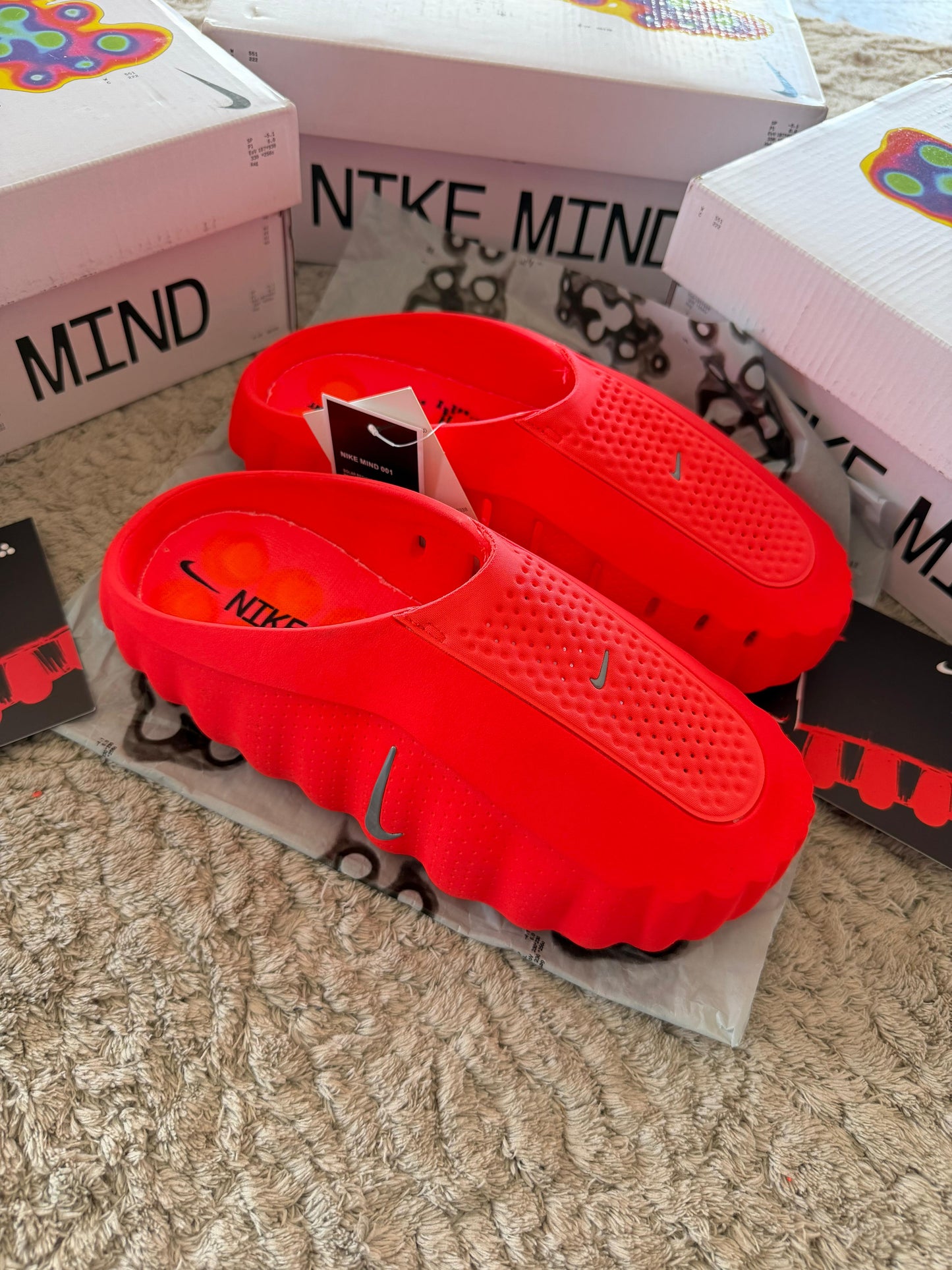 Nike Mind -001 Solar Red