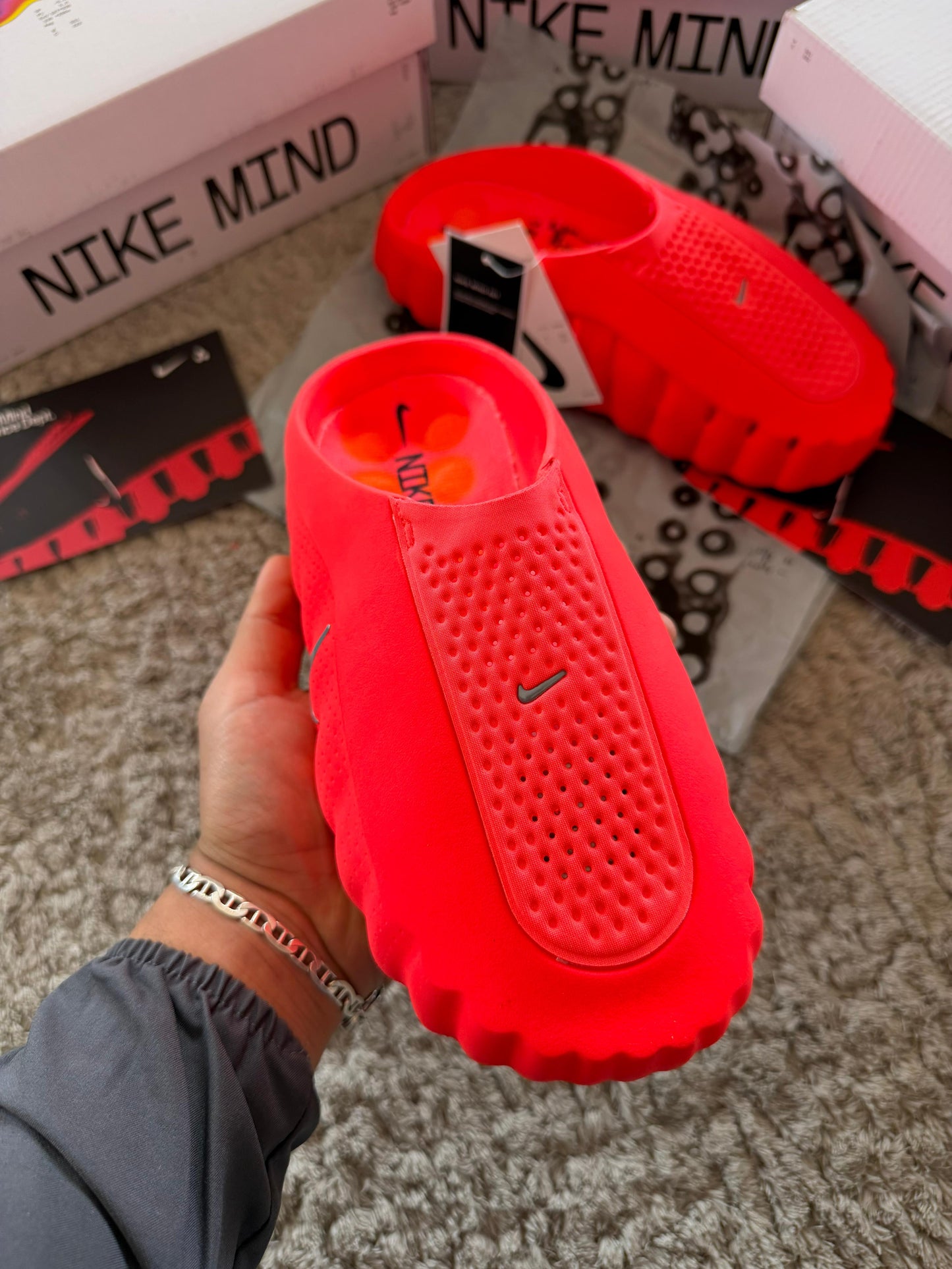 Nike Mind -001 Solar Red