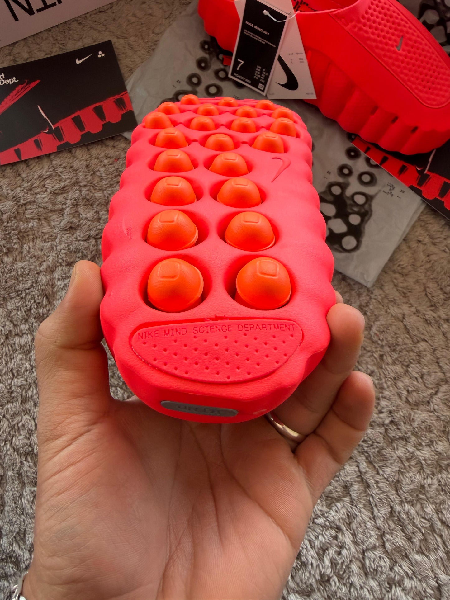 Nike Mind -001 Solar Red