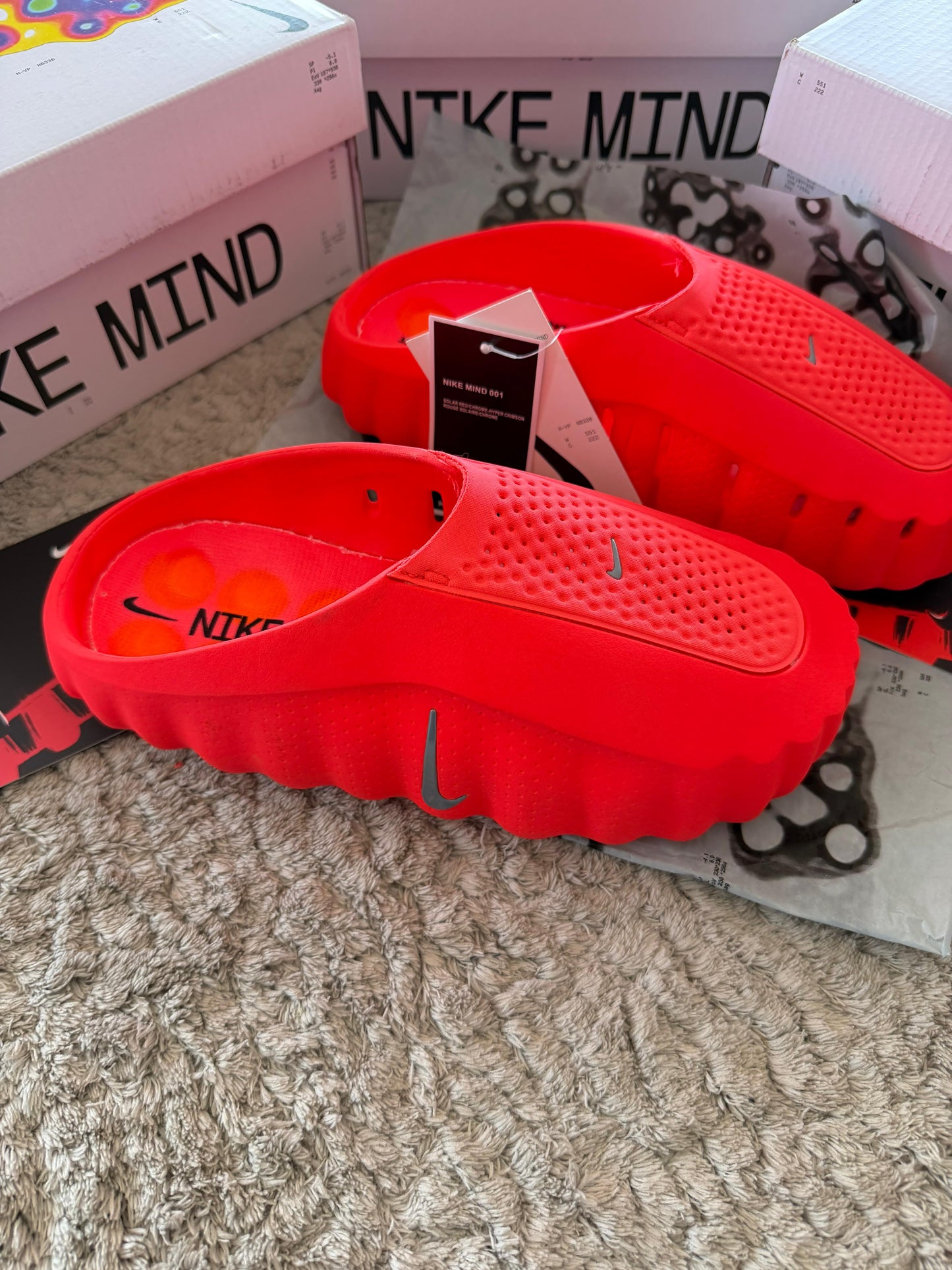 Nike Mind -001 Solar Red